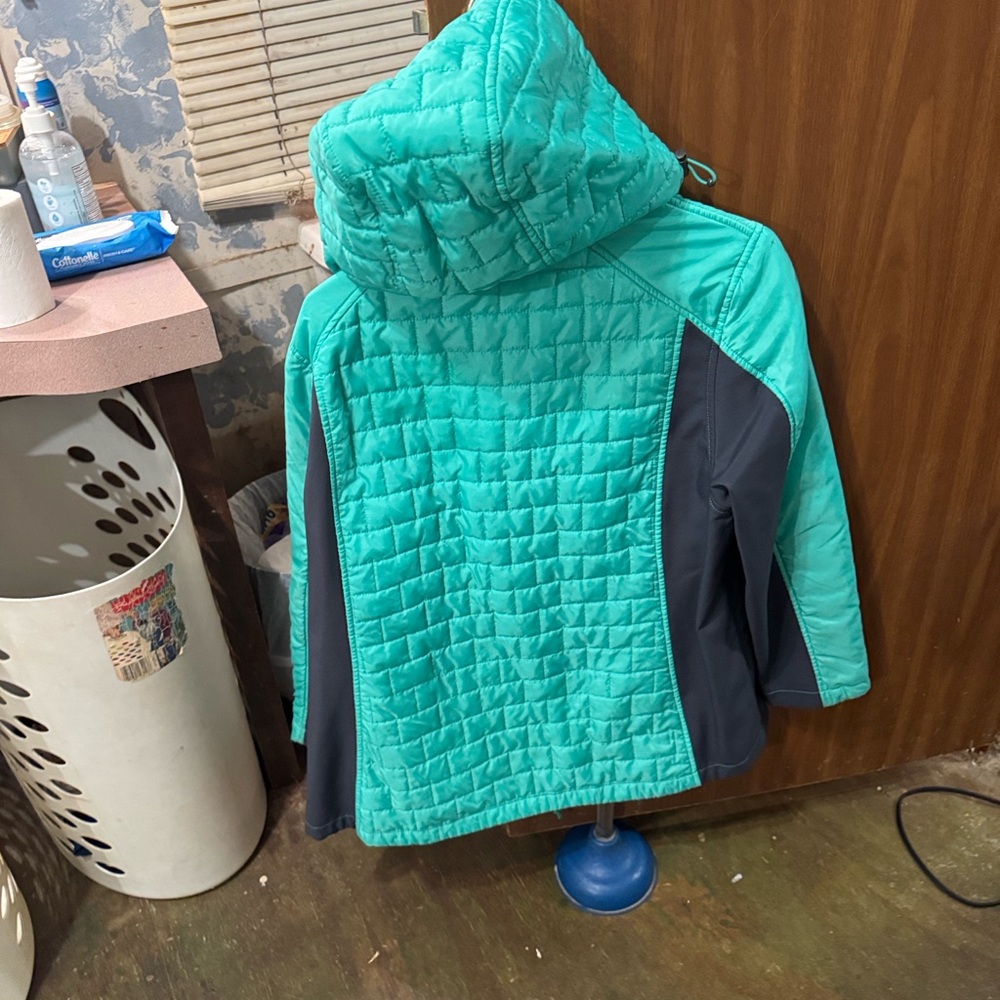 Stylish Teal and Black Women's Puffer Jacket - Picture 4 of 6